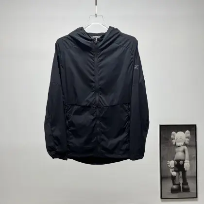 (顶级版本) ARC‘TERYX |始祖鸟袖标轻薄防晒衣 货号:S039 颜色:黑色 灰白 推出的袖标轻薄防晒衣,主打春夏户外防晒与轻量防护场景 ✅ 夏季户外徒步、露营、登山,应对紫外线与多变天气 ✅ 日常通勤、逛街、差旅,搭配T恤、短袖衬衫都适配 ✅ 轻运动场景,比如慢跑、骑行、健身房训练,透气不闷汗 ✅ 周末出游、城市漫步,防晒清爽又自带质感 ✨ 1. 功能性面料:采用高密锦纶防晒面料,具备UPF120+专业防晒效果,可有效阻隔紫外线;面料轻量透气,自带凉感,夏季穿着清爽不闷汗;搭配DWR防泼水涂层,可应对突发小雨和潮湿环境,同时面料抗撕裂、易收纳,方便户外携带. 2. 实用细节设计: ◦ 连帽设计,可全方位保护颈部、面部,避免阳光直射; ◦ 全拉链开合设计,穿脱方便,也可根据需求调节透气度; ◦ 袖子上带有始祖鸟刺绣标识,低调提升品牌辨识度; ◦ 侧缝隐形口袋设计,可收纳随身小物,也可将整件衣服收纳进袋中,方便携带; ◦ 下摆与袖口采用微收设计,可防止风灌入,也能防止蚊虫侵入. 3. 版型剪裁:合身微宽松的版型,对身材包容度高,不挑肩宽与体型,兼顾户外实用性与日常穿搭的利落感,叠穿T恤、卫衣也毫无压力. 🏔️ 始祖鸟(ARC'TERYX)作为加拿大高端户外品牌,以硬核的户外科技和极简的设计美学著称.这款袖标防晒衣延续了品牌的功能性基因,将专业户外的防晒、防泼水科技融入日常休闲设计中,弱化了专业户外的厚重感,更适合城市与户外的多场景切换,是户外爱好者和都市青年夏季穿搭的热门选择.